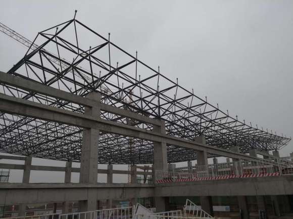 網(wǎng)架結(jié)構(gòu)適用于高鐵站屋頂?shù)脑? />						</a> 
						<div   id=